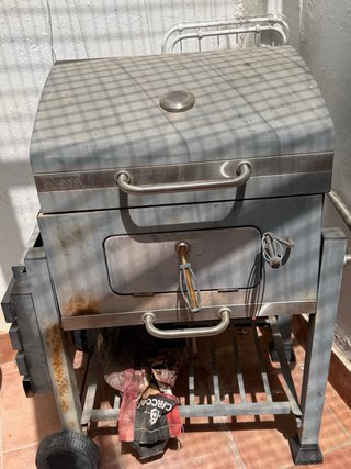 Barbacoa de carbón gris metálica