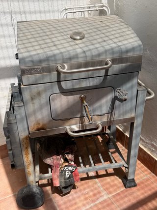 Barbacoa de carbón gris metálica