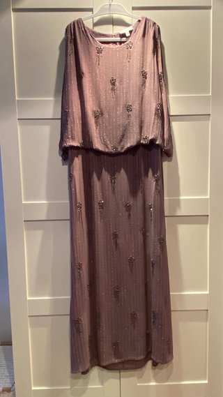 Vestido largo y sandalias plateadas