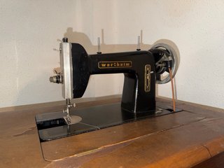 Máquina de coser Wertheim antigua con mueble