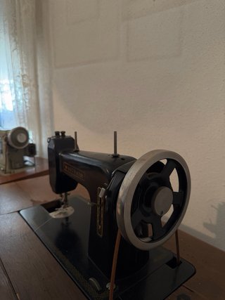Máquina de coser Wertheim antigua con mueble