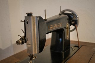 Máquina de coser Wertheim antigua con mueble