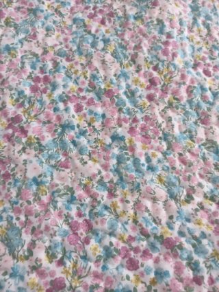Colcha bouti floral con dos cojines.