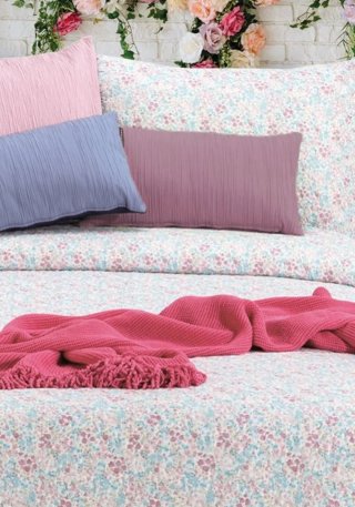Colcha bouti floral con dos cojines.