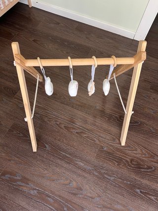 Arco de actividades de madera para bebés