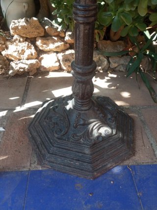 Velador antiguo con pie de hierro y base de madera