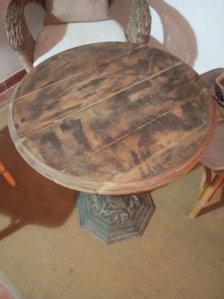 Velador antiguo con pie de hierro y base de madera