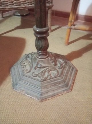 Velador antiguo con pie de hierro y base de madera