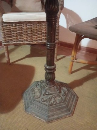 Velador antiguo con pie de hierro y base de madera