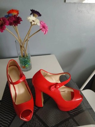 Zapatos de tacón rojos con plataforma