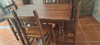 En Benaocaz. Mesa comedor y 4 sillas madera nogal
