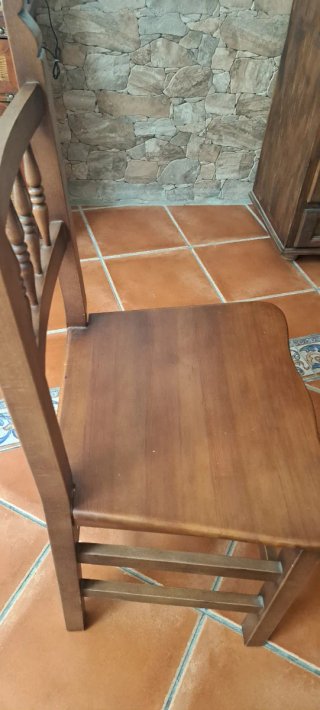 En Benaocaz. Mesa comedor y 4 sillas madera nogal