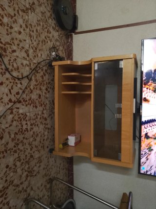 Mueble de pared madera y cristal
