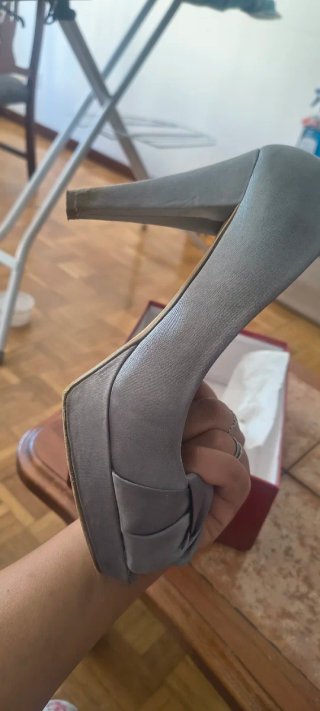 Zapatos de tacón grises
