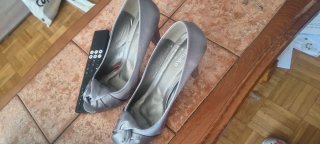 Zapatos de tacón grises