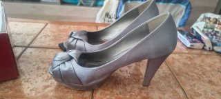 Zapatos de tacón grises