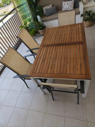 Mesa de terraza de madera y metal