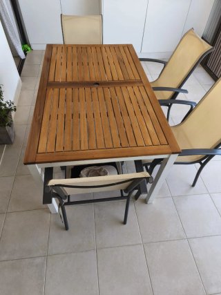 Mesa de terraza de madera y metal