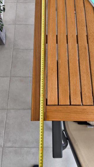 Mesa de terraza de madera y metal