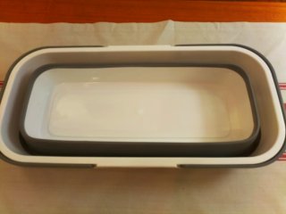 Cubo rectangular plegable gris y blanco