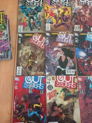 50 comics OUT SIDERS del 1 al 50 en orden. INGLES