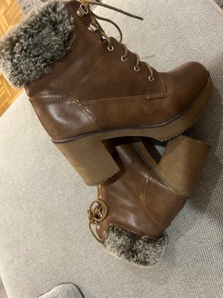 Botas marrones con cordones y pelo