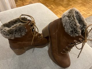 Botas marrones con cordones y pelo