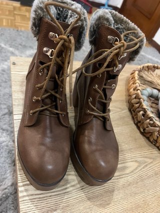 Botas marrones con cordones y pelo