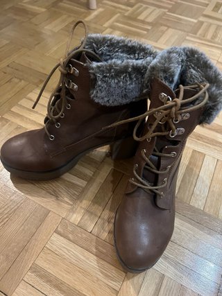 Botas marrones con cordones y pelo