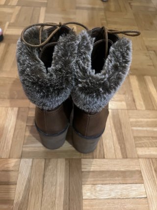 Botas marrones con cordones y pelo