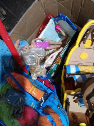 Caja de juguetes variados