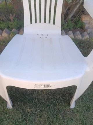 2 Sillas de Plástico Blancas