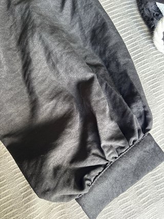 Blusa negra con encaje y lazada