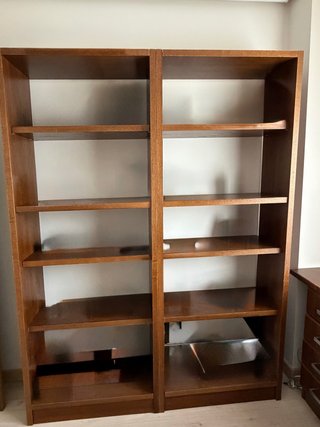 Estantería de madera y mesa escritorio