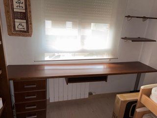 Estantería de madera y mesa escritorio