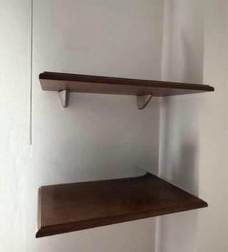 Estantería de madera y mesa escritorio
