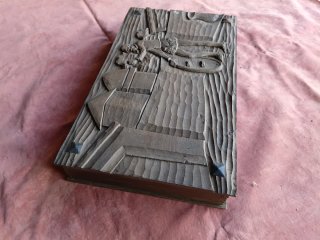 Cajón sorpresa de madera tallada