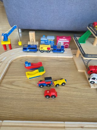 Parking, vías de tren de madera, señales d tráfico