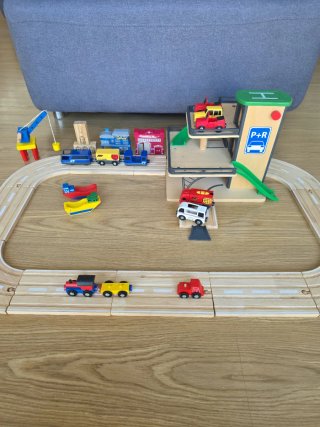Parking, vías de tren de madera, señales d tráfico