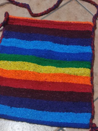 Bolso tejido multicolor con correa