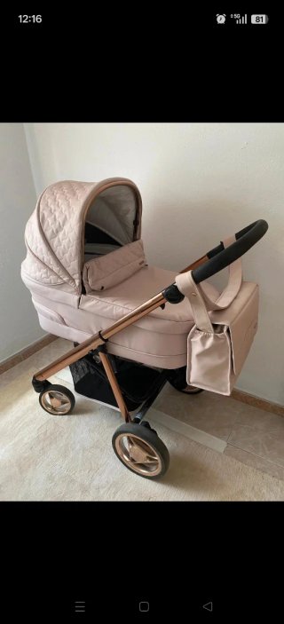 Carro de bebé rosa