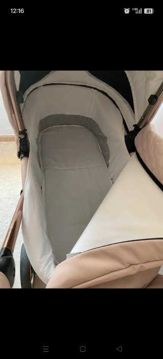Carro de bebé rosa