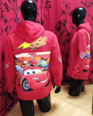 "Personalización de vinilos y camisetas a medida.