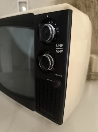 Televisor Vintage Beige y Negro