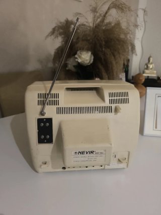 Televisor Vintage Beige y Negro