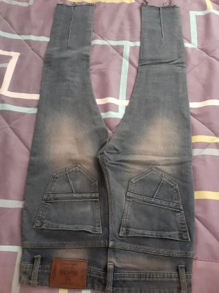 Pantalones vaqueros desgastados