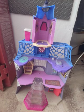 Lote  Figuras Vampirina + casa de vampirina