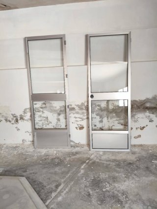 Cierre de aluminio con cristales, con 2 puertas.