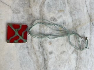 Collar cuadrado rojo y verde