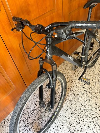 Bicicleta de montaña en buen estado